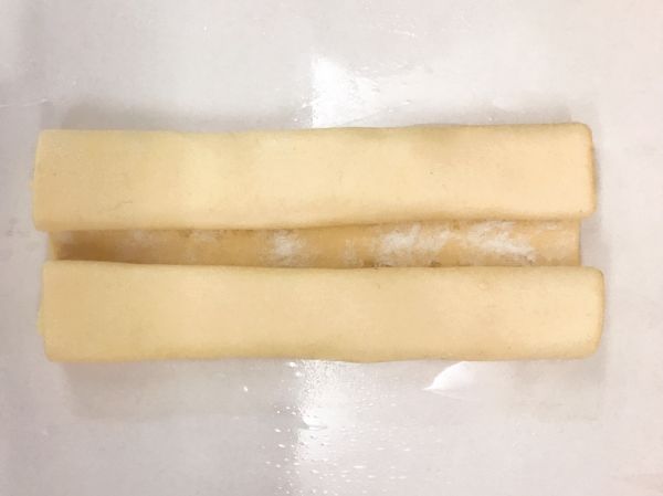 左右兩邊各由外往內折兩摺至中間。