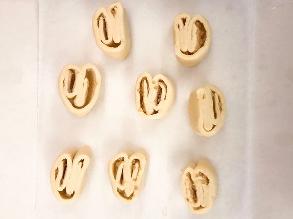 整齊散開排列在烘焙紙上。