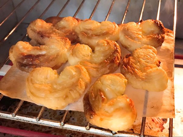 表面蓬鬆，焦褐色就可以出爐，吹涼享用囉！