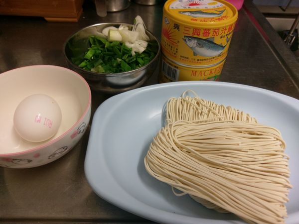 將所有食材準備好，準備兩個鍋子，裝水，加熱，一個煮湯，一個煮麵