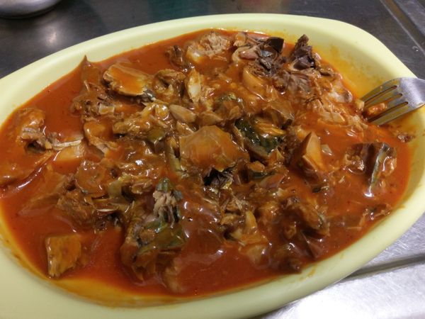 用叉子將魚肉壓碎