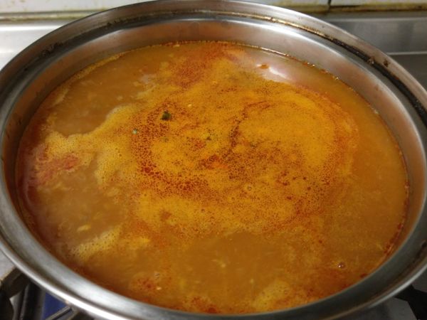 將碎魚肉和湯汁倒入湯鍋中熬煮