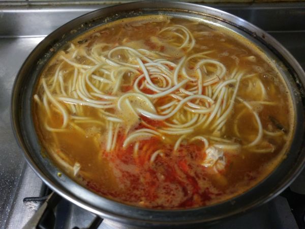 麵放入另一個湯鍋中煮二分鐘，撈起來放入茄汁湯鍋中繼續煮二分鐘