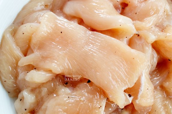 將雞胸肉順紋切成薄片，加入醃料抓勻後醃5分鐘；其中「水」分成2次加入(各1大匙)。
●第1大匙水加入時，將肉片拌抓到水份被吸收為止，接著再加第2大匙水拌抓至水分被雞肉吸收。