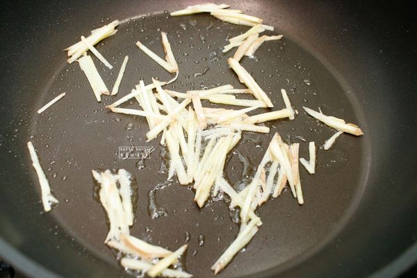 起一熱鍋，加入少許食用油及老薑絲拌炒(以小火)。