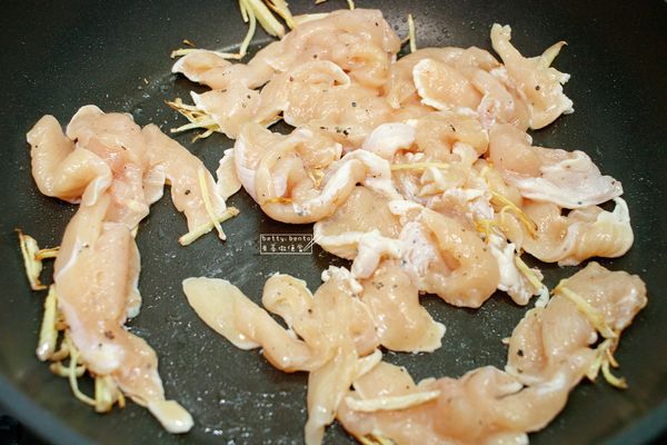 放入醃好的雞胸肉，爐火轉成中大火快炒。