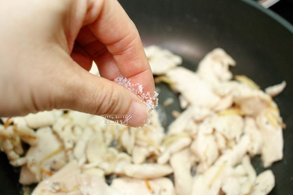 炒至肉色變白，加入調味料，炒勻後即可起鍋。