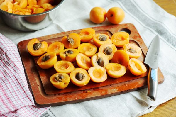 先將黃梅切一半後去核，再切成小塊