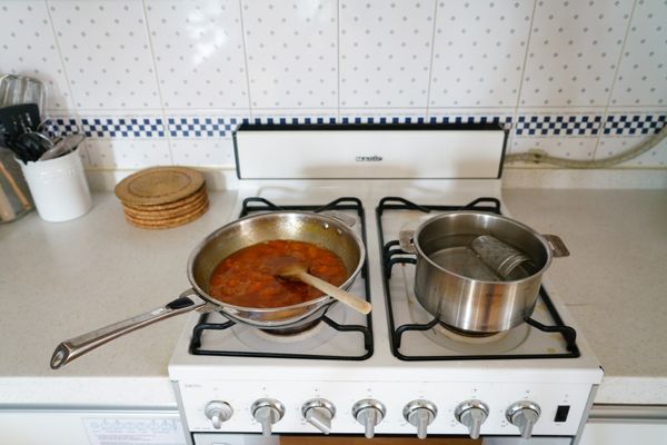 在一個小煲內，放入黃梅、黃糖和檸檬汁，用中至小火煮大概35分鐘，待果醬呈現凝固的狀態，煮的過程中如果有泡沫的話可以𢳂起。