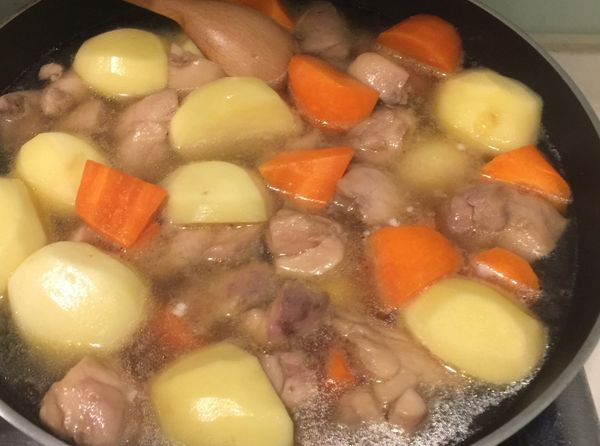 2.加入開水至蓋過食材即可(之後太濃還可以加水，太稀就沒救了?加起司片看看?)，蓋蓋子轉大火煮滾，滾了之後轉小火，慢慢熬煮，大概20分鐘，馬鈴薯煮成要的鬆軟即可。