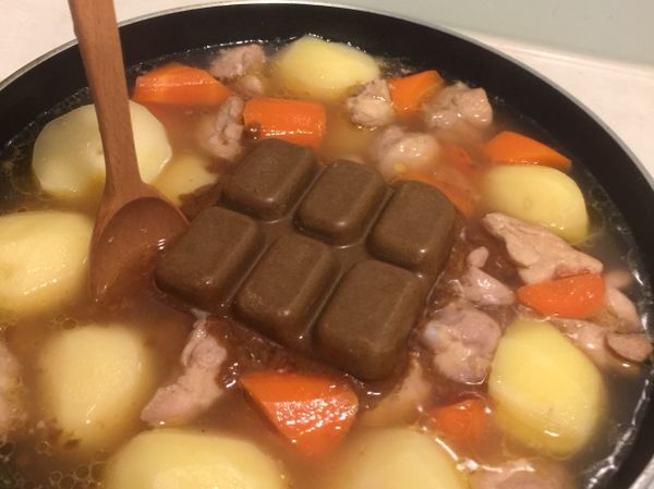 3.加入6/12塊的佛蒙特咖哩塊，拌一拌均勻融化即可，咖哩醬太濃稠可以再加一些熱水調整。