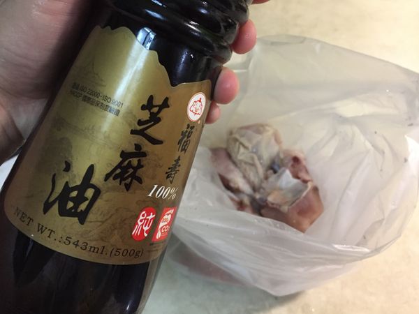 帶骨切塊雞肉洗淨，用適量鹽抹上每塊肉調味，放入袋中，倒入適量麻油（不要太少），在袋外輕揉，讓每塊肉有平均「浸泡」在麻油中的感覺。然後包緊，儘量讓袋中空隙少（易入味），放冷藏醃製三小時左右。