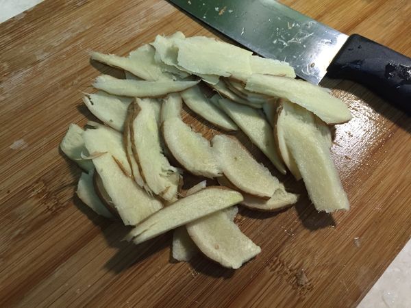 準備適量薑薄片（可以多些，因為麻油薑也好好吃喔！）