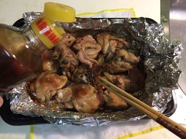 上色：烤完後取出，打開上蓋不用，200度回烤15分鐘。再次取出，雞肉翻面再200度回烤10分鐘。取出最後一次，平均淋上些麻油在雞肉上（非烤盤中麻油，是另外再拿瓶中麻油淋上），200度回烤10分鐘。香噴噴麻油烤雞完成！（共烤約80分鐘，最後不加蓋烤約35分鐘）