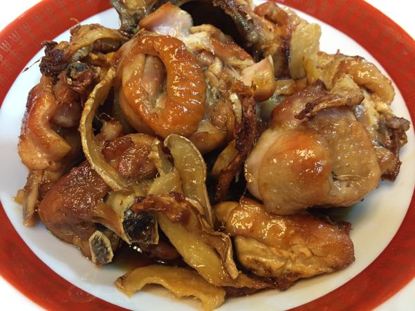 吃不完的麻油烤雞冷藏起來，下次要吃再取適量加熱就行！