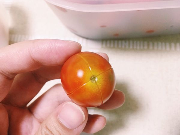 女工時間part1:
將蕃茄洗淨，一手拿著小水果刀，一手拿蕃茄，固定拿刀的那手不要動，拿蕃茄去沿著刀子劃出十字（我是劃在蕃茄頭部，深度0.1公分），不要劃太深，不然蕃茄後面容易破肚。