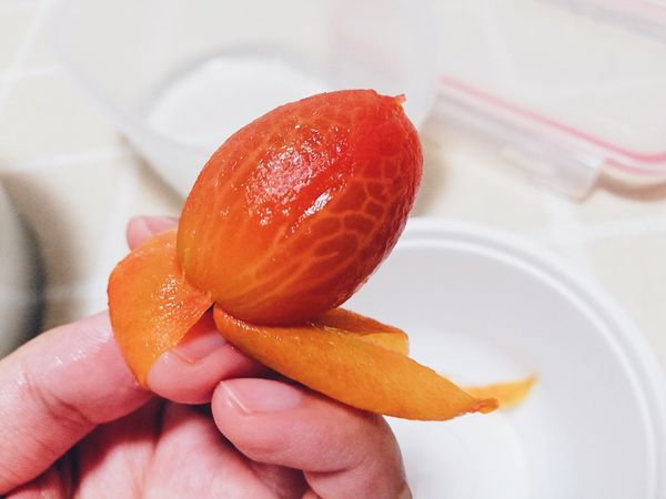 女工時間part2:
去掉番茄皮！
＊番茄肉軟軟沙沙的不要用指甲戳到會很醜。
（我準備了70顆，邊看劇邊撥其實不會很無聊啦😆）