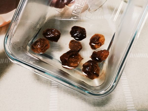 懶人浸泡法!!
用熱水沖梅子跟適量蜂蜜，放涼後加入剝皮番茄
這邊就是看個人口味喜好調配醃汁了