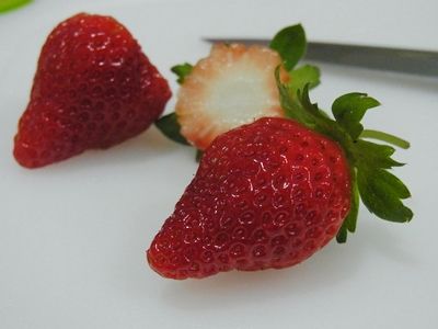 草莓洗淨、充分吸乾水份，切除蒂頭。