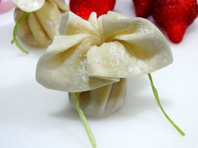 用芹菜葉綁緊固定