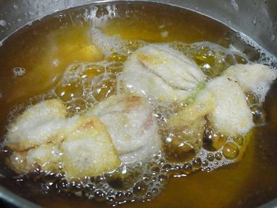 油溫用筷子放進去旁邊冒小泡泡就可以炸，中大火炸至金黃撈起瀝油。(草莓雖然耐熱但炸久會釋出水分)