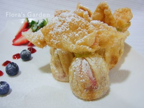 如果不喜歡芹菜，炸好可拿掉，但意外發現炸過的芹菜非常清香和這道甜點很搭配呢！！