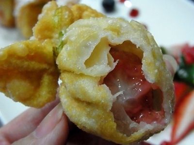 炸過的草莓一口咬下非常多汁，酸酸甜甜的散發草莓果醬的香氣(炸的時候就非常香)，脆皮的部分放涼了一樣酥脆、跟糖粉一起吃太香脆了^^Y，一粒草莓享受多重口感與滋味，超好吃的~~