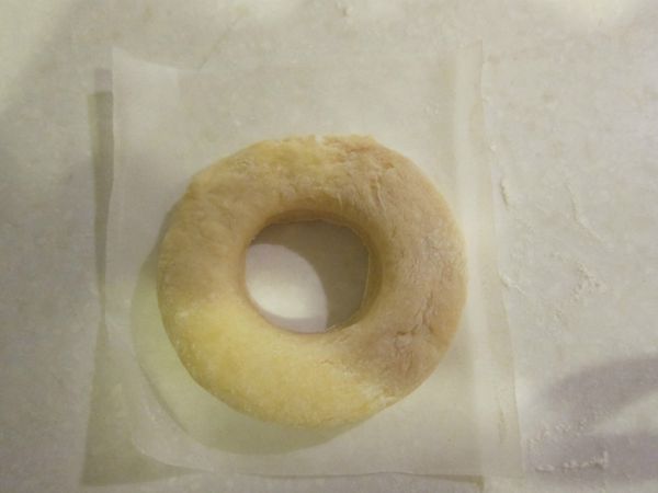 再輕敲甜甜圈壓模2~3下，則可輕易取出甜甜圈壓模，再取出中間洞裡的麵糰，靜置10~15分鐘