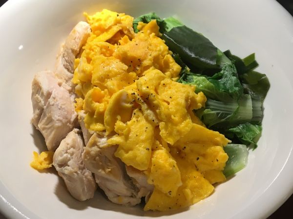 在蛋上撒一點黑胡椒就完成囉！