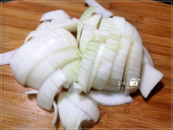 洋蔥去老膜後切大塊