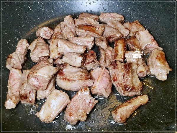 鍋裡先放1大匙油，依序擺入沾粉的牛肋條塊，把牛肋條外皮煎出焦糖褐色的梅納反應後取出