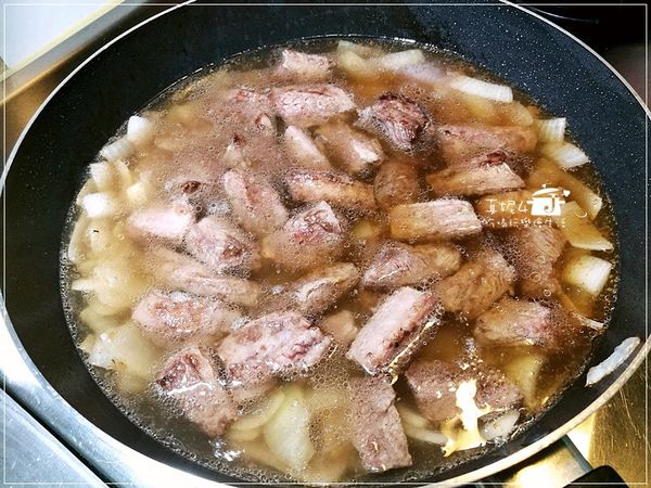 倒入6分熟的牛肋條(步驟3)，加入3~4飯碗的水，用大火燒滾後轉中小火先燒煮20分鐘後檢查熟度再放南瓜塊