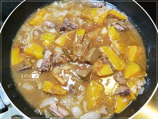 放入去籽留皮切大塊的南瓜，加鍋蓋轉小火再悶煮20分鐘，放入咖哩塊攪勻融化後要再試過鹹淡，加蓋熄火靜置讓味道再滲透均勻一點