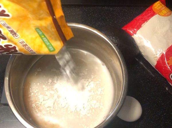 一一將材料倒入容器切攪拌