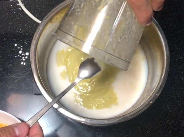 以果汁機將酪梨打成泥狀加入，若太難打可加入一些水