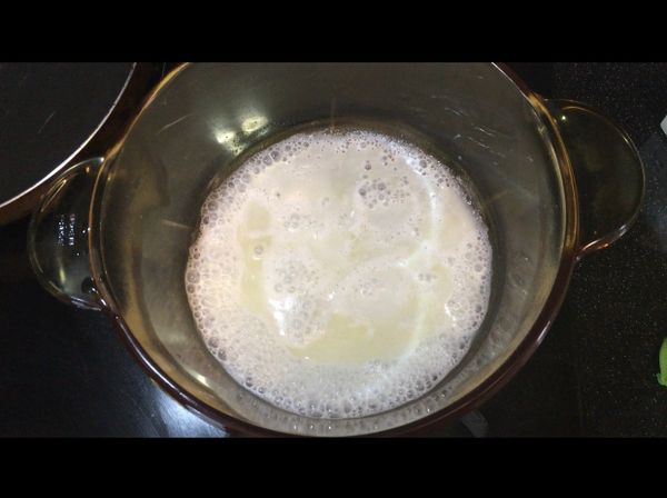 直至沸騰，沸騰後加入過篩麵粉