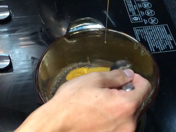熄火後，移至另一個常溫容器，加入蛋液攪拌，（蛋液分越多次加越好）