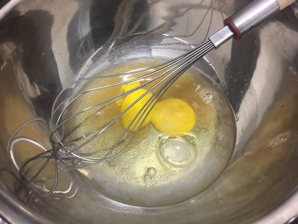水、雞蛋、砂糖全部打散。