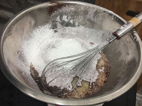 加入過篩的可可粉、糯米粉、地瓜粉。