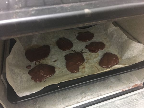 將烤箱預熱，將烤盤鋪上烤紙，將麵糊挖在烤盤上面，180度C烤20分鐘即可。這次我用湯匙挖看起來扁扁的，可以用擠花袋會比較漂亮唷！