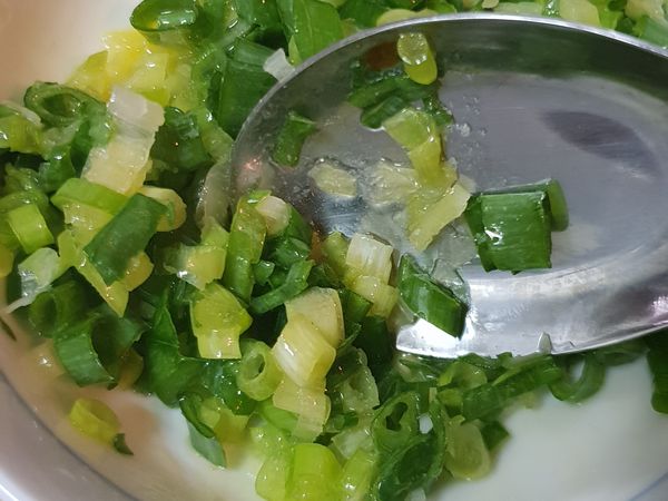 將融化的奶油與蔥花攪拌均勻