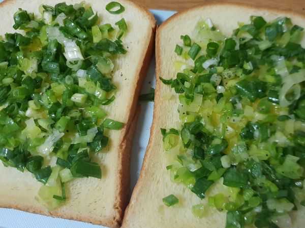 鋪上吐司後上面撒上一些胡椒提味