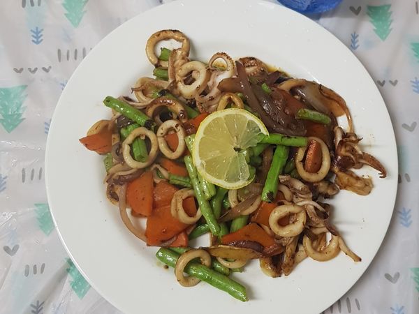 放入猪油少許，先爆香姜，蒜頭。再放入魷魚。再放入紫洋蔥，4季豆等。煮到魷魚微微金黃色，放少許水。最後放紅椒粉和鹽調味。