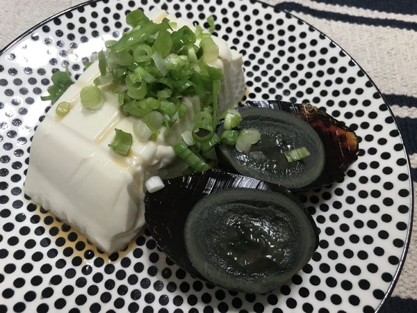 皮蛋對切、蔥切末，豆腐放上，，淋上鰹魚醬油，搞定。