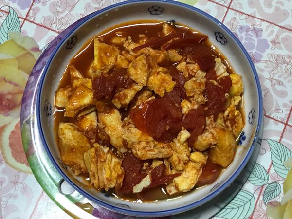 稍微收乾至喜歡的蕃茄軟度，將蛋加入，均勻快速拌炒後起鍋
（蔥段這時候可加，因寶貝不喜歡所以我們省略）