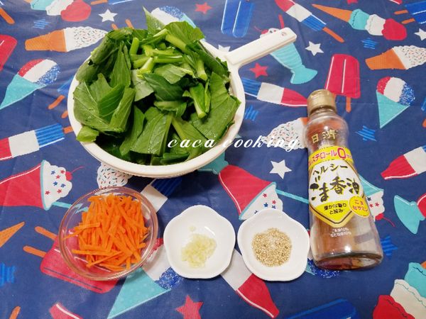 油菜洗淨切妥，紅蘿蔔削皮後刨絲，蒜頭切末備用。