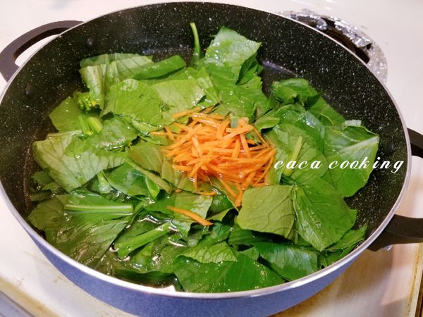 煮一鍋滾水，加入少許的沙拉油及鹽，把紅蘿蔔絲及油菜汆燙3分鐘撈起瀝乾。