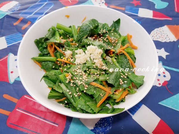 準備一個大碗，把蒜末、油菜、紅蘿蔔絲、鹽、白芝麻及香油均勻拌在一起，再放入冰箱冰鎮。
