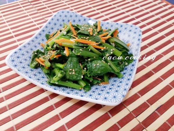 盛盤後再撒上一點香油，開胃又清爽的涼拌油菜就完成了哦!