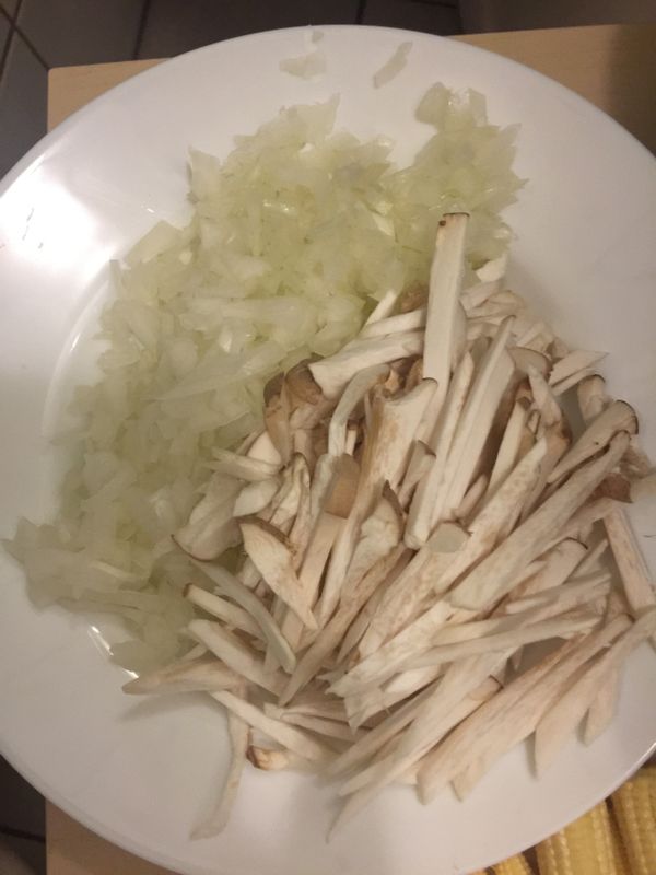 將洋蔥切成小丁狀，杏鮑菇切成細條狀（備用）